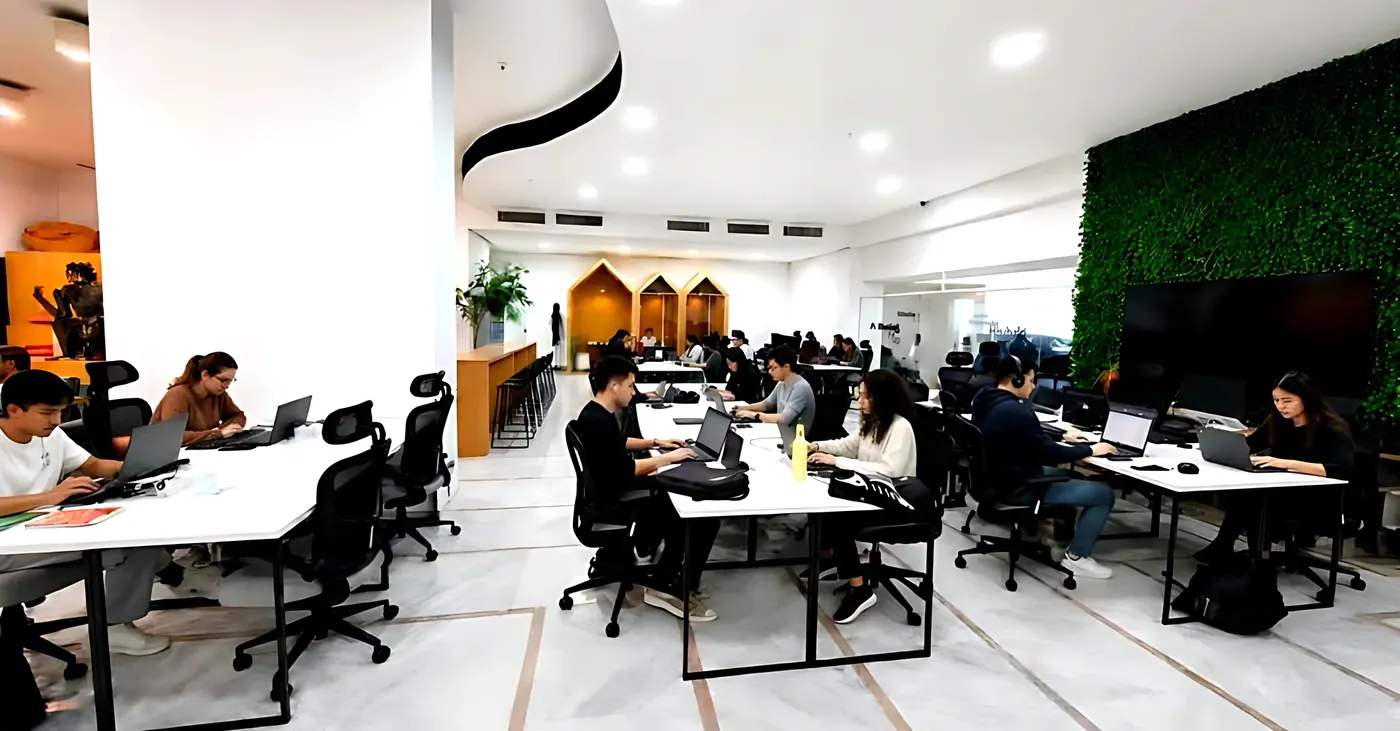 Coworking do Arca Hub com estações de trabalho