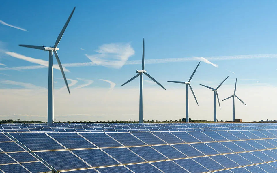 Parque eólico e painéis solares