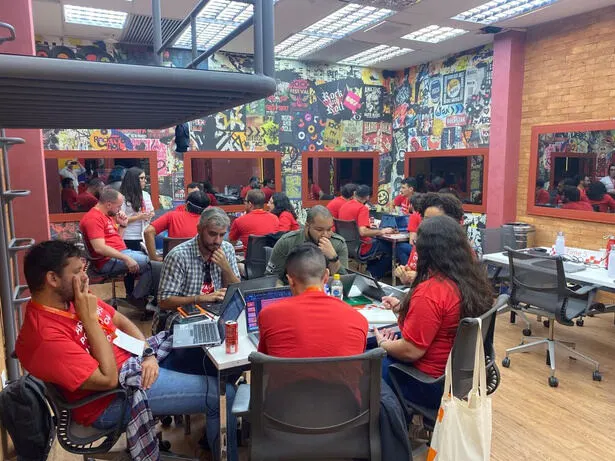 Equipes trabalhando em um hackathon organizado pela SdP Innovation