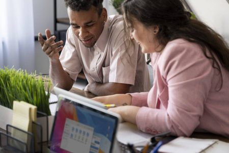 medium-shot-colleagues-working-desk (1)